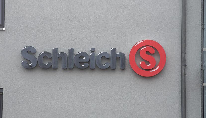 Am Firmensitz von Schleich in Herlikofen befindet sich der Fimenschriftzug mit dem Logo. Am Firmensitz von Schleich in Herlikofen befindet sich der Fimenschriftzug mit dem Logo.
