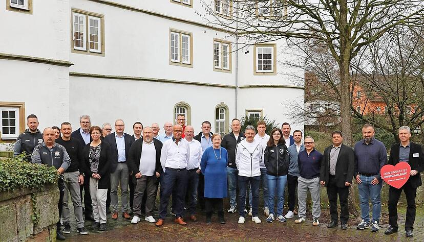 Harald Pfeifer (rechts), Ehrenamtsbeauftragter des Fußballbezirks Franken, überreichte die Auszeichnungen in den Kategorien DFB-Ehrenamtspreis, Fußballhelden und Vereinsehrenamtspreis. Schloss Pfedelbach war die perfekte Lokalität. Harald Pfeifer (rechts), Ehrenamtsbeauftragter des Fußballbezirks Franken, überreichte die Auszeichnungen in den Kategorien DFB-Ehrenamtspreis, Fußballhelden und Vereinsehrenamtspreis. Schloss Pfedelbach war die perfekte Lokalität.