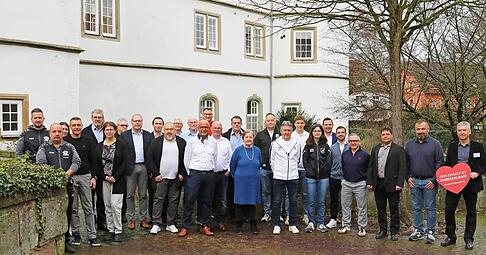 Harald Pfeifer (rechts), Ehrenamtsbeauftragter des Fu&szlig;ballbezirks Franken, &uuml;berreichte die Auszeichnungen in den Kategorien DFB-Ehrenamtspreis, Fu&szlig;ballhelden und Vereinsehrenamtspreis. Schloss Pfedelbach war die perfekte Lokalit&auml;t.