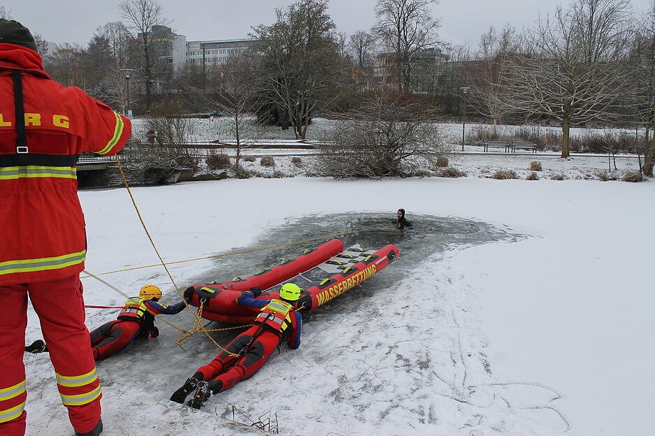 Die Helfer der DLRG-Ortsgruppe Bad Rappenau proben eine Eisrettung auf dem Kurparksee.