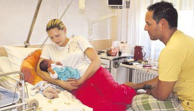 Vor wenigen Tagen kam die kleine Luna Alvarez in Öhringen zur Welt. Die Eltern Jasmin und Adrian sind im umgebauten Familienzimmer füreinander da.Foto: Stegmüller Vor wenigen Tagen kam die kleine Luna Alvarez in Öhringen zur Welt. Die Eltern Jasmin und Adrian sind im umgebauten Familienzimmer füreinander da.Foto: Stegmüller