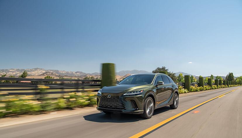 Souver&auml;ne Fahrleistung: Von 0 auf 100 kommt der Lexus RX in 6,2 Sekunden, und in der Spitze f&auml;hrt er bis zu 210 km/h schnell.