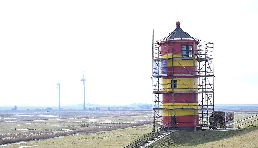 Der vergleichsweise kleine Leuchtturm ist schon seit Jahren nicht mehr im Dienst - daf&uuml;r aber ein beliebtes Fotomotiv in Ostfriesland.