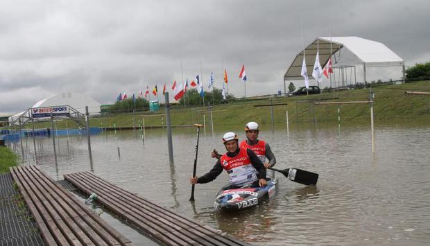 Franz Anton und John Benzien trainieren so gut es geht bei Hochwasser auf der Kanu-Strecke. Foto: Jacek Bednarczyk Franz Anton und John Benzien trainieren so gut es geht bei Hochwasser auf der Kanu-Strecke. Foto: Jacek Bednarczyk
