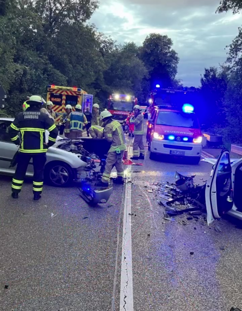 Die Feuerwehr musste die eingeklemmte Person aus einem Auto befreien.