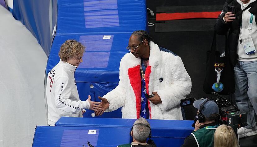 US-Eiskunstläufer Ilia Malinin (l) wird beim Training von Snoop Dogg begrüßt. US-Eiskunstläufer Ilia Malinin (l) wird beim Training von Snoop Dogg begrüßt.
