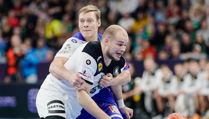 Paul Drux (vorne) im Zweikampf mit Islands Janus Dadi Smarason. Paul Drux (vorne) im Zweikampf mit Islands Janus Dadi Smarason.