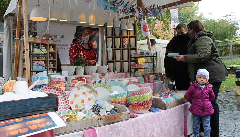 Die fr&ouml;hlichen Punkte sind am Stand von Birgit Palte auf dem Heilbronner T&ouml;pfermarkt Programm. &Uuml;ber das Regenwetter am Samstagvormittag tr&ouml;stete das lustige Design allemal hinweg.