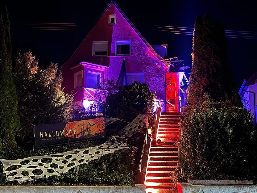 Auch Passanten fotografieren beim Vorübergehen das dekorierte Gruselhaus. Auch Passanten fotografieren beim Vorübergehen das dekorierte Gruselhaus.