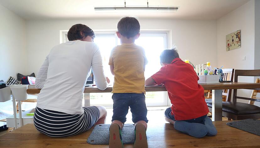Am Esstisch kann man mit seinen Kindern ganz selbstverständlich auch über Sexualität oder die Frage, wie ein Baby in Mamas Bauch kommt, sprechen. Am Esstisch kann man mit seinen Kindern ganz selbstverständlich auch über Sexualität oder die Frage, wie ein Baby in Mamas Bauch kommt, sprechen.