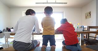 Am Esstisch kann man mit seinen Kindern ganz selbstverständlich auch über Sexualität oder die Frage, wie ein Baby in Mamas Bauch kommt, sprechen. Am Esstisch kann man mit seinen Kindern ganz selbstverständlich auch über Sexualität oder die Frage, wie ein Baby in Mamas Bauch kommt, sprechen.
