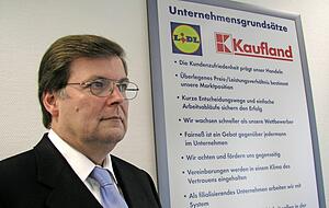 Noch mit Krawatte: 2004 übernahm Klaus Gehrig die Führung der Schwarz-Gruppe &minus; und präsentierte gemeinsame Unternehmensgrundsätze. Foto: Archiv/Stockburger