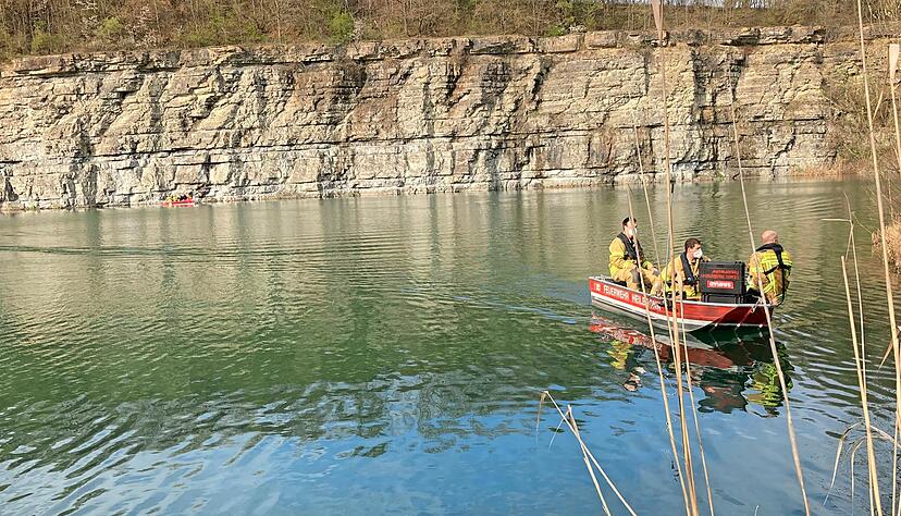 Zwei Boote fahren den See ab. Unterst&uuml;tzt von der DLRG Michelbach gehen die vier Taucher der Berufsfeuerwehr Heilbronn ins Wasser. Sie tauchen an der Leine.