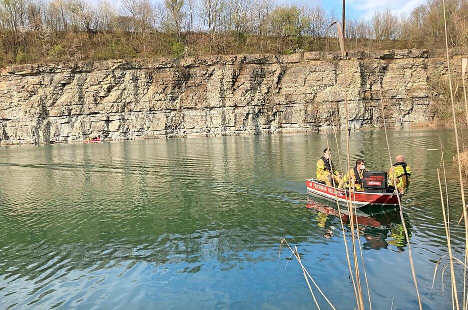 Zwei Boote fahren den See ab. Unterst&uuml;tzt von der DLRG Michelbach gehen die vier Taucher der Berufsfeuerwehr Heilbronn ins Wasser. Sie tauchen an der Leine.