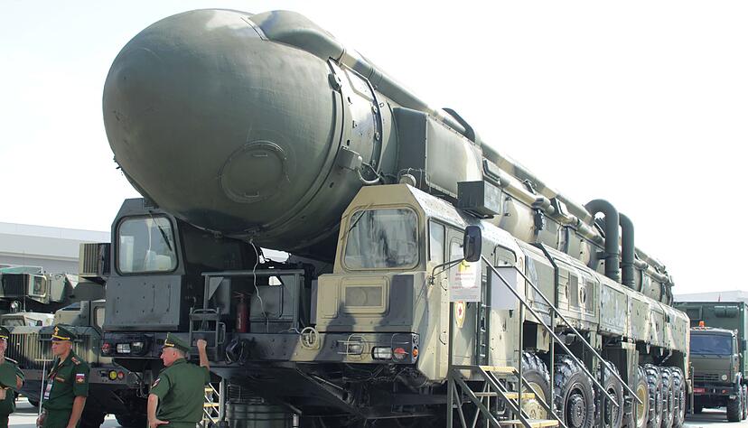 Eine mit Nuklearsprengköpfen bestückbare Interkontinentalrakete vom Typ Topol wird auf einer Rüstungsmesse präsentiert. Der russische Angriffskrieg in der Ukraine hat Sorgen vor einem Atomkrieg ausgelöst. Zugleich befürchten Friedensforscher, dass es künftig wieder mehr Atomwaffen in der Welt geben dürfte. Der Krieg dürfte sich dabei indirekt auf die nuklearen Arsenale auswirken.