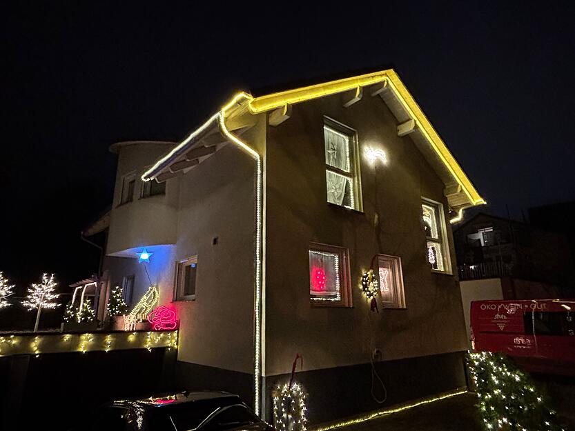 Mann Michael Schweikle freut sich über die positive Resonanz auf das Weihnachtshaus in Heilbronn: "Wir haben schon ein paar mal auf Facebook gesehen, dass Leute Bilder von unserem Haus gemacht haben."