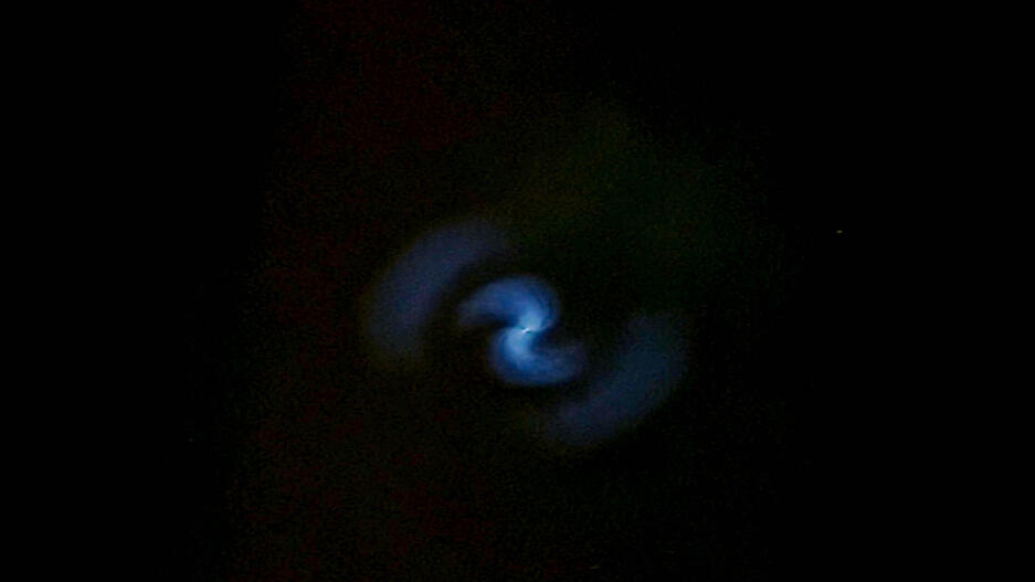 Die blau leuchtende Erscheinung wurde durch die Beleuchtung von Rauchwolken in der Atmosphäre verursacht, die nach dem Start der Rakete in die Stratosphäre gelangten.