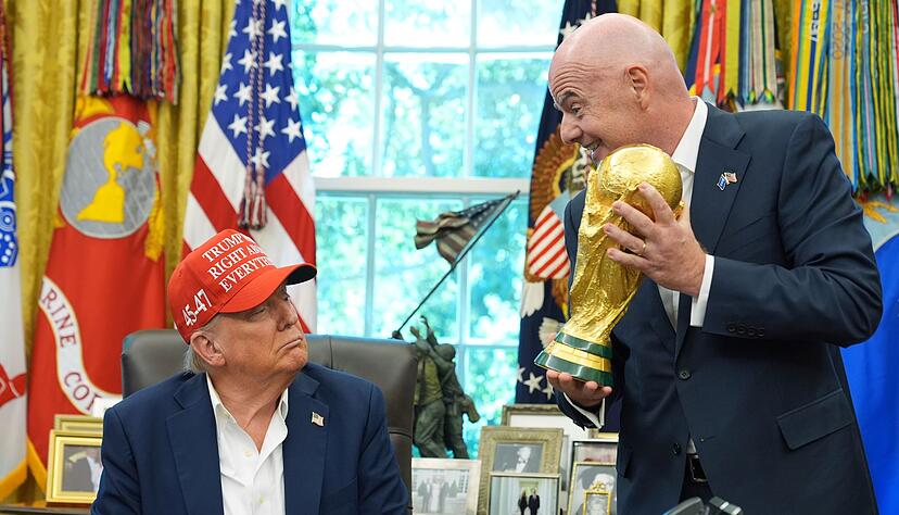 Gianni Infantino überreicht den WM-Pokal an Donald Trump. Gianni Infantino überreicht den WM-Pokal an Donald Trump.