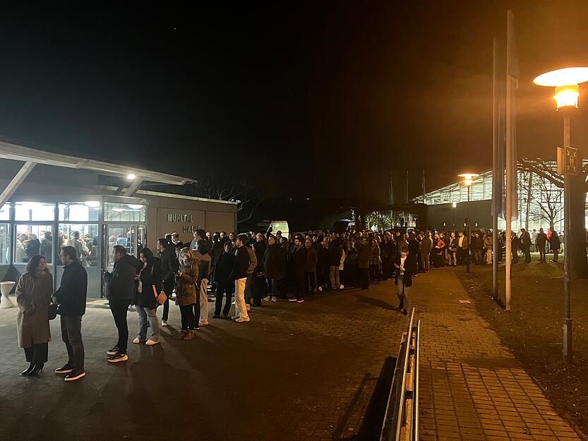 Lange Warteschlangen haben sich vor der M&uuml;hltalhalle gebildet. Bis zu 30 Minuten Wartezeit gab es beim Einlass.