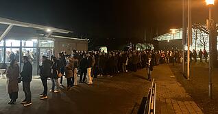 Lange Warteschlangen haben sich vor der M&uuml;hltalhalle gebildet. Bis zu 30 Minuten Wartezeit gab es beim Einlass.