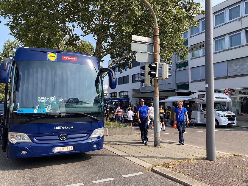 In der Heilbronner Innenstadt sind die Teamfahrzeuge der Deutschland-Tour unterwegs. Im Hintergrund hat sogar ein Wohnmobil die Markise herausgefahren.