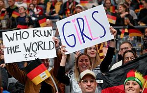 Bereits vor dem erfolgreichen Eröffnungsspiel der deutschen Mannschaft gegen Island war die Stimmung in der Stuttgarter Porsche-Arena bestens. Bereits vor dem erfolgreichen Eröffnungsspiel der deutschen Mannschaft gegen Island war die Stimmung in der Stuttgarter Porsche-Arena bestens.