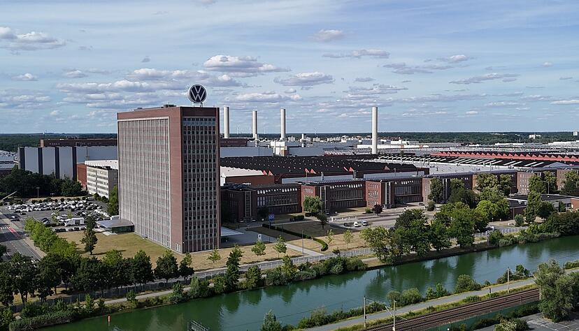 Ein Blick auf das VW-Stammwerk in Wolfsburg. Aktuell wird nach L&ouml;sungen gesucht, um Produktionskapazit&auml;ten im Konzernverbund weiter zu senken.