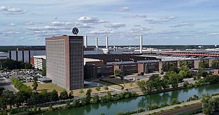 Ein Blick auf das VW-Stammwerk in Wolfsburg. Aktuell wird nach L&ouml;sungen gesucht, um Produktionskapazit&auml;ten im Konzernverbund weiter zu senken.