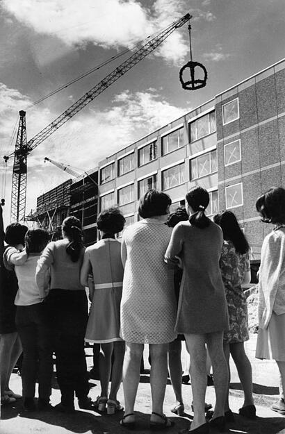8. Mai 1970: Um 11.32 Uhr wird bei strahlendem Sonnenschein der Richtkranz am Rohbau der Frauenklinik hochgezogen. Auch eine junge Schwesternschar hat sich zu diesem Ereignis an der Baustelle eingefunden. 8. Mai 1970: Um 11.32 Uhr wird bei strahlendem Sonnenschein der Richtkranz am Rohbau der Frauenklinik hochgezogen. Auch eine junge Schwesternschar hat sich zu diesem Ereignis an der Baustelle eingefunden.