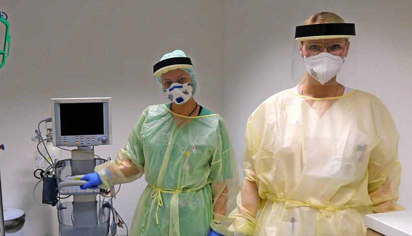 Stehen in den Behandlungszimmern unter Vollschutz bereit: die Krankenpflegerinnen Madeleine Sch&auml;tz aus Niedernhall (l.) und Anna-Lena Ballreich aus Pfedelbach.
