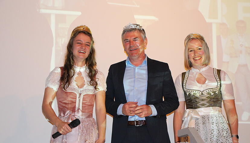 Der vor einem Jahr neu gew&auml;hlte Hohenloher Landrat Ian Sch&ouml;lzel bekam zum Andenken an "seine ersten Weinhoheiten" Kr&ouml;nchen von den nun ehemaligen Weinhoheiten.