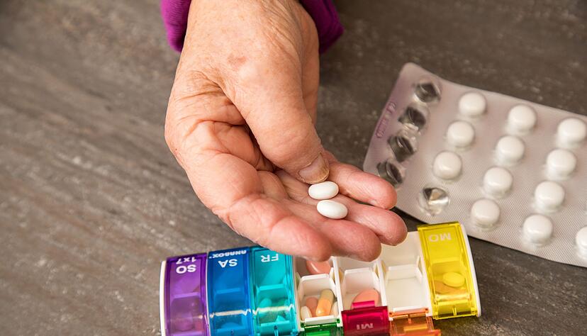 Nehmen &auml;ltere Menschen dauerhaft mehrere verschiedene Medikamente ein, steigt das Risiko f&uuml;r Neben- oder Wechselwirkungen.