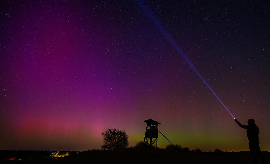 Das leuchtende Spektakel hat am Dienstagabend und in der Nacht so manchen nach drau&szlig;en gezogen.