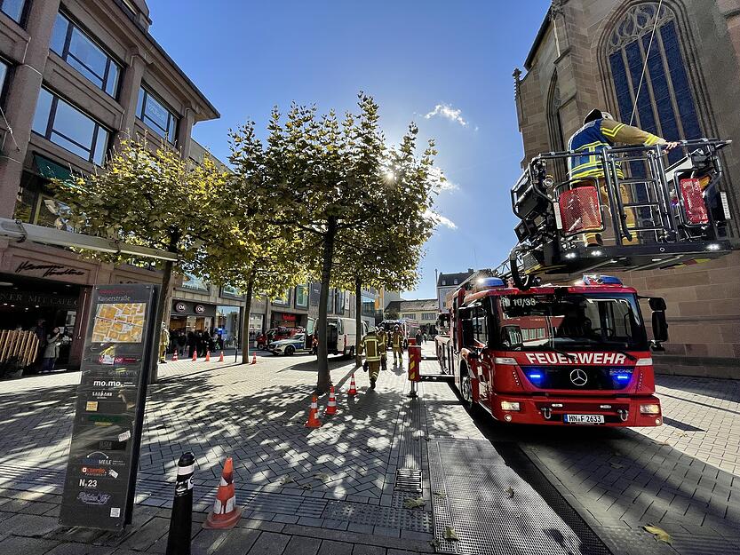 Feuerwehreinsatz am Kiliansplatz nach Hubsteiger-Unfall