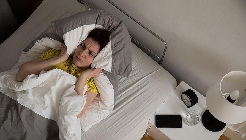 K&ouml;nnen Sie nicht schlafen, weil Ihre Nachbarn l&auml;rmen? Passiert das innerhalb der gesetzlichen Ruhezeiten, k&ouml;nnen Sie dagegen vorgehen.