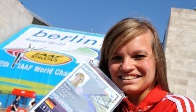 Volunteer Beate Schubert zeigt ihren Ausweis f&uuml;r die WM.