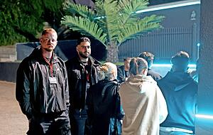 Ihr Blick scheint überall zu sein: Lars und Abdul (links) sind zwei der fünf Security-Kollegen Sonntagnacht im Malinki in Bad Rappenau, sie kontrollieren den Eingang. Rund um den Pool herrscht Partystimmung, im Wasser ist kurz vor 2 Uhr Anfang Juni keiner mehr.
Fotos: Ralf Seidel Ihr Blick scheint überall zu sein: Lars und Abdul (links) sind zwei der fünf Security-Kollegen Sonntagnacht im Malinki in Bad Rappenau, sie kontrollieren den Eingang. Rund um den Pool herrscht Partystimmung, im Wasser ist kurz vor 2 Uhr Anfang Juni keiner mehr.
Fotos: Ralf Seidel
