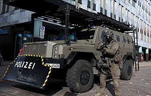 Die Polizei hat neben einem Hubschrauber und Drohnen auch das Panzerfahrzeug "Survivor" im Einsatz, berichtet die Bild-Zeitung am Donnerstag. Die Polizei hat neben einem Hubschrauber und Drohnen auch das Panzerfahrzeug "Survivor" im Einsatz, berichtet die Bild-Zeitung am Donnerstag.