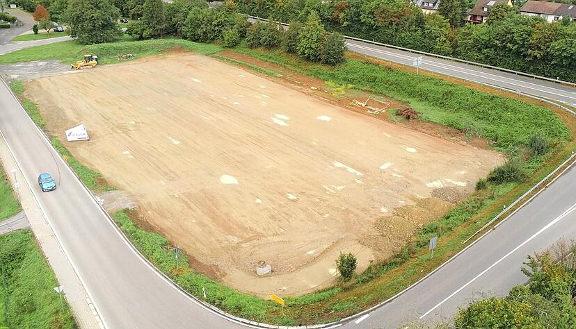 An der Kochertalstra&szlig;e soll das neue Feuerwehrger&auml;tehaus stehen, mit Aus- und Einfahrten auf die Sch&ouml;ntaler Stra&szlig;e (links).
Foto: G&ouml;tz Greiner