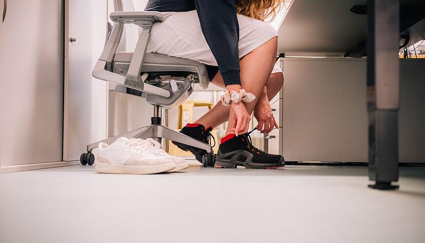 Sneaker aus, Sicherheitsschuhe an: Facility Managerin Annabella Bolsenk&ouml;tter kennt sich als Generalistin mit Heizungen und Klimager&auml;ten ebenso aus wie mit L&uuml;ftungsanlagen oder Brandmeldeanlagen.