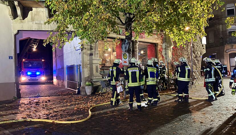 Am Abend des 21. Oktober 2025 hat sich in einer Eppinger Kaffeerösterei am Pfeifferturm eine Verpuffung ereignet, die sich im Nachhinein als relativ harmlos erweist. Trotzdem entscheidet sich die Feuerwehr in der dicht bebauten Altstadt zu einem Großeinsatz. Am Abend des 21. Oktober 2025 hat sich in einer Eppinger Kaffeerösterei am Pfeifferturm eine Verpuffung ereignet, die sich im Nachhinein als relativ harmlos erweist. Trotzdem entscheidet sich die Feuerwehr in der dicht bebauten Altstadt zu einem Großeinsatz.