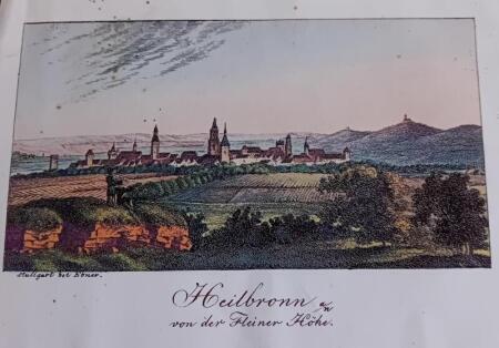Wie Angelika Geyer an die Ansichtskarte von Heilbronn gekommen ist, wei&szlig; sie nicht mehr. Sie vermutet, dass sie diese von ihrer Tante bekommen hat. &bdquo;Es kann sein, dass sie Teil eines ganzen Sammelblocks war, wo die anderen sind &ndash; keine Ahnung.&ldquo;