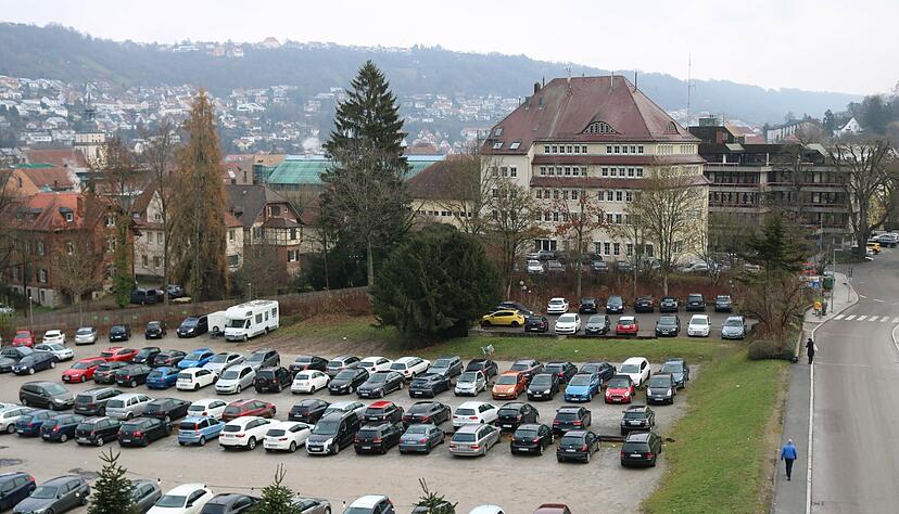 Auf dem Schotterparkplatz vor dem Kaufland entsteht bis 2025 ein erster Verwaltungsbau. Baustart soll im ersten Halbjahr 2023 sein.
Foto: Reichert