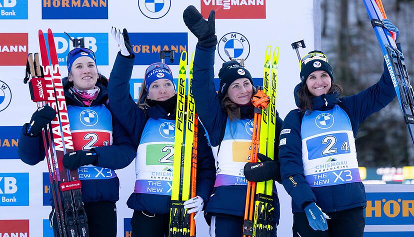 Feierten einige Staffelerfolge zusammen: Justine Braisaz-Bouchet (2.vr.) und Julia Simon (r). (Archivbild) Feierten einige Staffelerfolge zusammen: Justine Braisaz-Bouchet (2.vr.) und Julia Simon (r). (Archivbild)