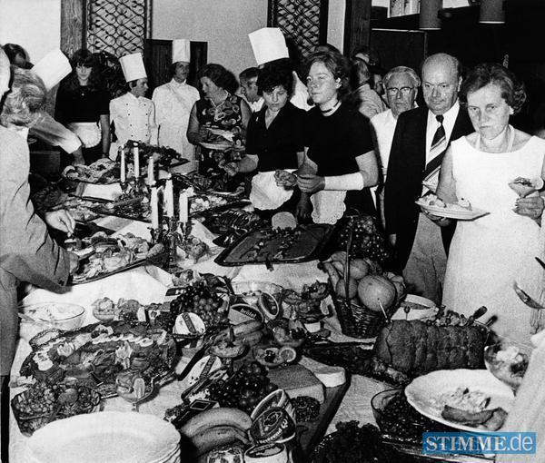 1,3 Millionen Mark ist der Stadt Heilbronn 1975 die Renovierung ihrer Waldgaststätte wert. Großen Andrang gibt es am Buffet bei der Wiedereröffnung der Jägerhaus-Gaststätte . 1,3 Millionen Mark ist der Stadt Heilbronn 1975 die Renovierung ihrer Waldgaststätte wert. Großen Andrang gibt es am Buffet bei der Wiedereröffnung der Jägerhaus-Gaststätte .