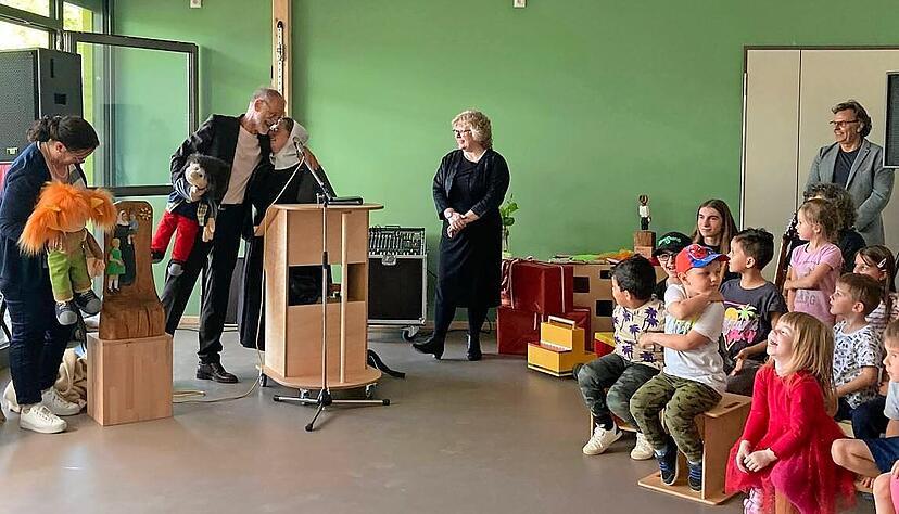 Jürgen Grajer von der Jugendhilfe Friedenshort freut sich sehr über die Holzskulptur, die Schwester Christina vom Haupthaus in Freudenberg mitgebracht hat.