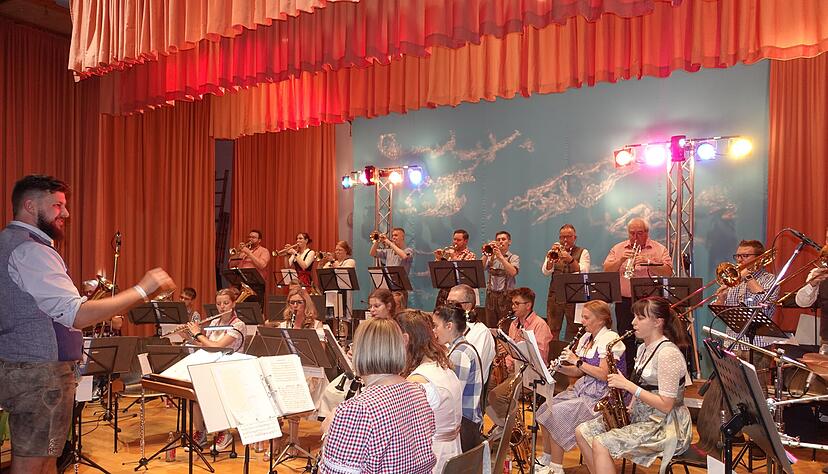 Der Musikverein Eschenau lässt es beim Oktoberfest zunächst richtig krachen.