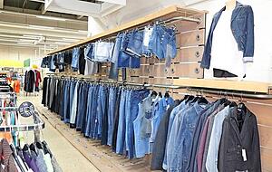 Weder die Ware noch deren Präsentation unterscheiden sich nennenswert von herkömmlichen Mode-Boutiquen.