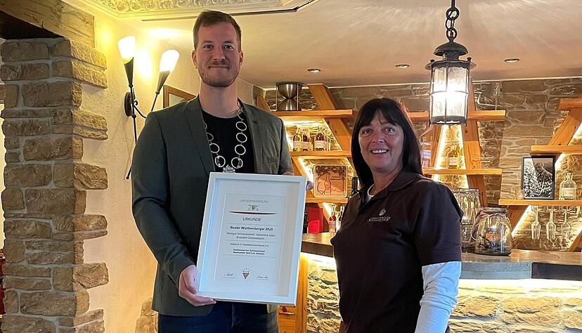 Weinprinz Moritz bringt Alexandra Siller die Urkunde f&uuml;r ihren bei der Landesweinpr&auml;mierung ausgezeichneten Muskateller-Sekt.