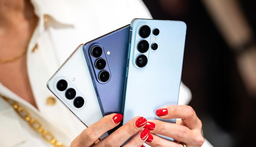 Ein S26-Triptychon: Samsungs neue Spitzenmodelle mit dem S26 (links), S26+ (Mitte) und S26 Ultra (rechts).